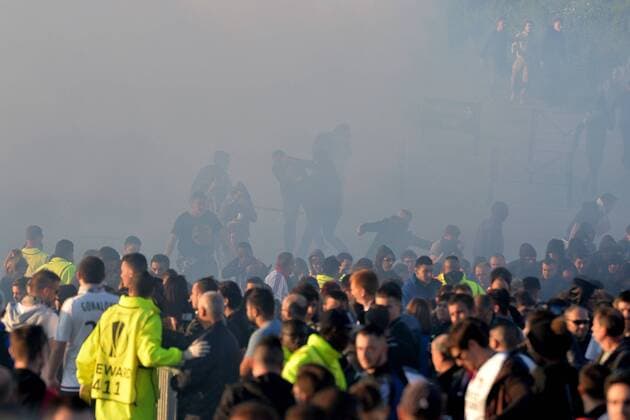 Ambiance de fumigene FOOTBALL : Lyon vs Besiktas - Ligue Europa - 1 4e de finale - 13 04 2017 FredericChambert Panoramic 