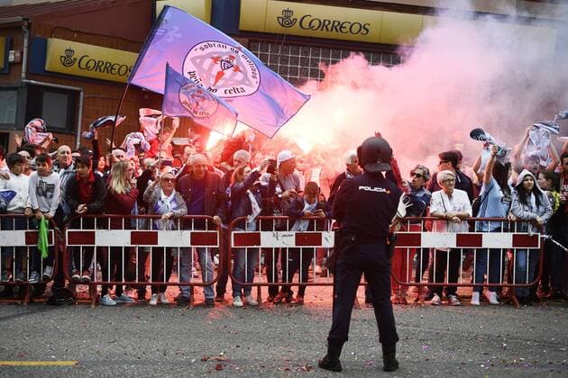 Themen der Woche - SPORT Bilder des Tages - SPORT Celta s supporters pictured before a soccer game between Spanish club Real Club Celta de Vigo and Belgian team KRC Genk, Thursday 13 April 2017, in Vigo, Spain, the first leg of the quarter finals of the Europa League competition. YORICKxJANSENS  x05081055x