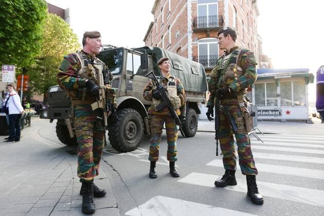 Bilder des Tages - SPORT Members of the armed forces stand guard before the Europa League Quarter Final 1st leg match at RSCA Constant Vanden Stock Stadium, Anderlecht, Belgium. Picture date: April 13th, 2017.Pic credit should read: Charlie Forgham-Bailey Sportimage EDITORIAL USE ONLY. No use with unauthorised audio, video, data, fixture lists, club league logos or live services. Online in-match use limited to 120 images, no video emulation. No use in betting, games or single club league player publications.