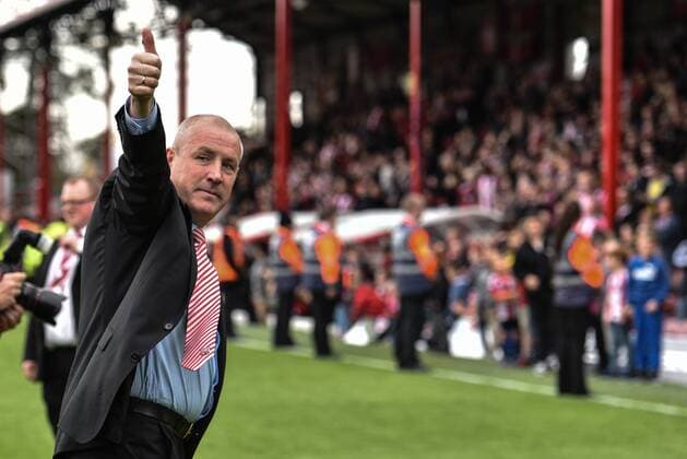 Fußball, Trainerhistorie Brentford FC von 1903 bis heute Mark Warburton manager of Brentford celebrate qualification to Play Offs after the Sky Bet Championship match between Brentford and Wigan Athletic at Griffin Park, London, England on 2 May 2015. Copyright: xSalvioxCalabresex 04160048