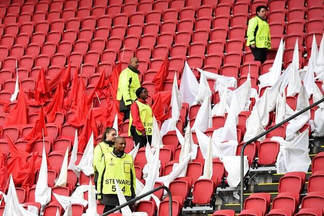 Fußball Europa League Viertelfinale Ajax Amsterdam - FC Schalke 04 am 13.04.2017 in der Amsterdam ArenA in Amsterdam Sicherheitskräfte Ordner durchsuchen vor dem Spiel die Sitzreihen xRx
