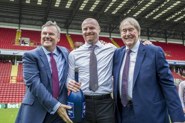 Fußball, Trainerhistorie FC Burnley von 1896 bis heute Sean Dyche manager of Burnley and Burnley executives celebrate the win of the Sky Bet Championship League after the Sky Bet Championship match between Charlton Athletic and Burnley at The Valley, London, England on 7 May 2016. Copyright: xSalvioxCalabresex 10060078