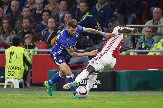 Guido Burgstaller ( FC Schalke 04 19) Davinson Sanchez ( Ajax Amsterdam 5 ), Ajax Amsterdam vs FC Schalke 04, UEFA Europa League, Viertelfinale, Fussball, 13.04.2017, Amsterdam Copyright: xLangerx xEibner-Pressefotox EP_HLR