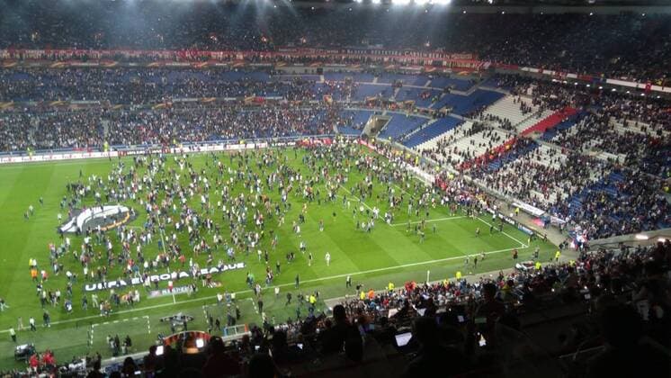 Themen der Woche - SPORT Bilder des Tages - SPORT Supporters enter to the field before the starting of Europa League quarter-final with Lyon and Besiktas  15669976