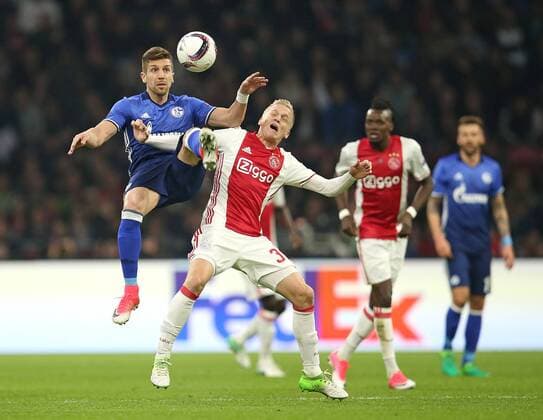 13.04.2017, Fussball UEFA Europa League 2016 2017, Viertelfinale, Ajax Amsterdam - FC Schalke 04, in der Amsterdam Arena. v.l. Guido Burgstaller (Schalke) gegen Donny van de Beek (Ajax Amsterdam) 