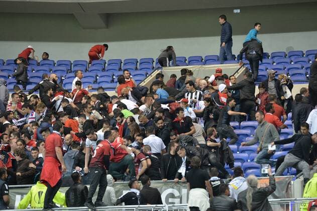 Bagarre dans les tribunes FOOTBALL : Lyon vs Besiktas - Ligue Europa - 1 4e de finale - 13 04 2017 FredericChambert Panoramic 