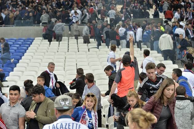 Les supporters lyonnais envahissent le terrain FOOTBALL : Lyon vs Besiktas - Ligue Europa - 1 4e de finale - 13 04 2017 FredericChambert Panoramic 