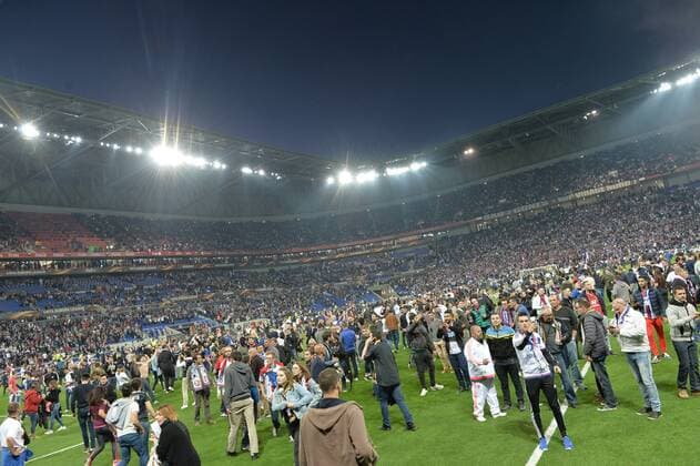 Les supporters lyonnais envahissent le terrain FOOTBALL : Lyon vs Besiktas - Ligue Europa - 1 4e de finale - 13 04 2017 FredericChambert Panoramic 