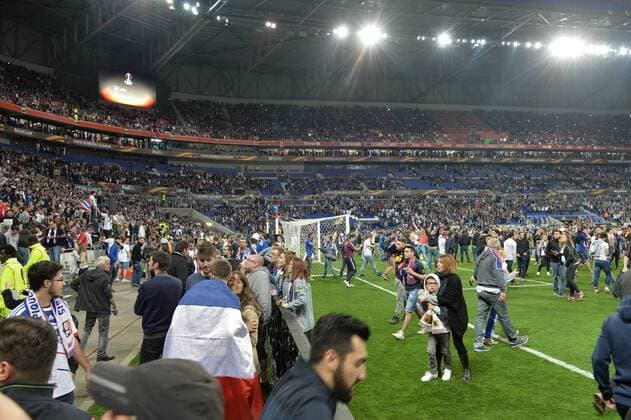 Les supporters lyonnais envahissent le terrain FOOTBALL : Lyon vs Besiktas - Ligue Europa - 1 4e de finale - 13 04 2017 FredericChambert Panoramic 