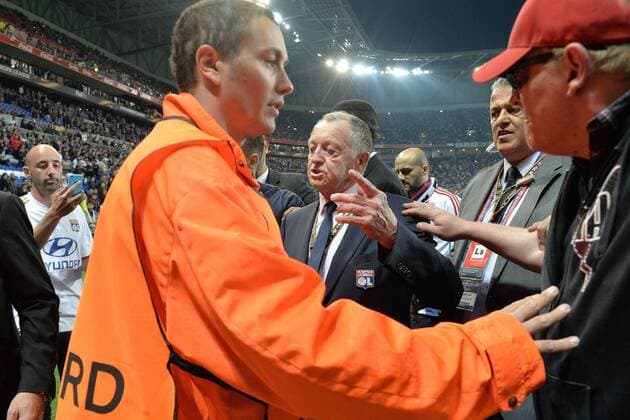 Jean Michel Aulas (president lyon) va a la rencontre des supporters FOOTBALL : Lyon vs Besiktas - Ligue Europa - 1 4e de finale - 13 04 2017 FredericChambert Panoramic 