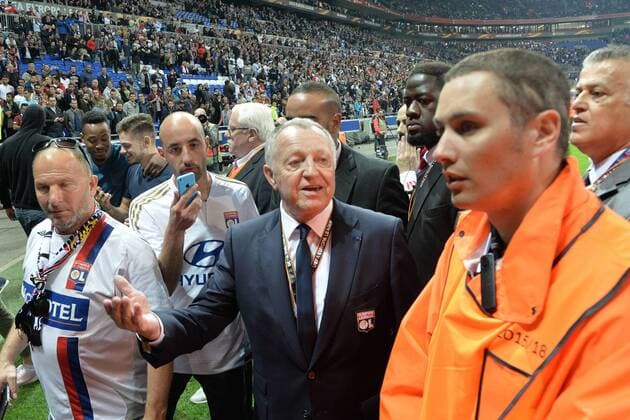 Jean Michel Aulas (president lyon) va a la rencontre des supporters FOOTBALL : Lyon vs Besiktas - Ligue Europa - 1 4e de finale - 13 04 2017 FredericChambert Panoramic 