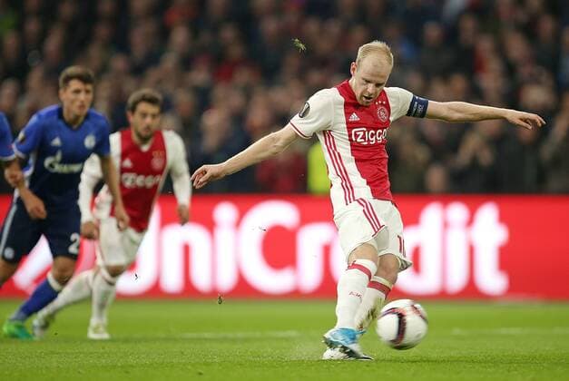 13.04.2017, Fussball UEFA Europa League 2016 2017, Viertelfinale, Ajax Amsterdam - FC Schalke 04, in der Amsterdam Arena. Tor zum 1:0 per Foulelfmeter , Torschütze Davy Klaassen (Ajax Amsterdam) 