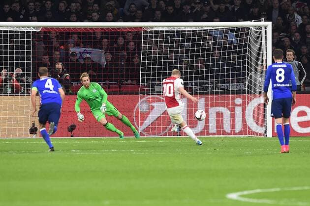 Fußball Europa League Viertelfinale Ajax Amsterdam - FC Schalke 04 am 13.04.2017 in der Amsterdam ArenA in Amsterdam Davy Klaassen ( Amsterdam ) schießt den Elfmeter zum 1:0 für Ajax Amsterdam xRx