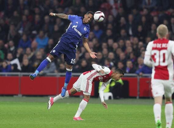 13.04.2017, Fussball, UEFA Europa League, Saison 2016 2017, Viertelfinale, Ajax Amsterdam - FC Schalke 04, Dennis Aogo (Schalke 04), li., gegen Justin Kluivert (Ajax Amsterdam)