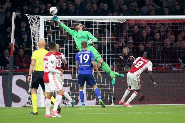 Ralf Faehrmann ( FC Schalke 04 1) klaert einen Schuss von Daley Sinkgraven ( Ajax Amsterdam 8 ), Ajax Amsterdam vs FC Schalke 04, UEFA Europa League, Viertelfinale, Fussball, 13.04.2017, Amsterdam Copyright: xLangerx xEibner-Pressefotox EP_HLR