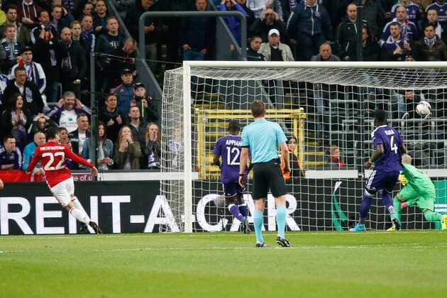 Manchester s Henrikh Mkhitaryan (L) scores a goal during a soccer game between Belgian team RSC Anderlecht and English club Manchester United ManU F.C. in Brussels, Thursday 13 April 2017, the first leg of the quarter finals of the Europa League competition. BRUNOxFAHY  x05081135x