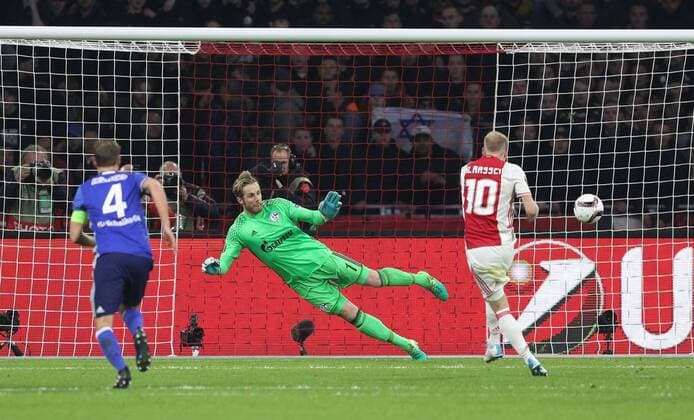13.04.2017, Fussball, UEFA Europa League, Saison 2016 2017, Viertelfinale, Ajax Amsterdam - FC Schalke 04, Davy Klaassen (Ajax Amsterdam) verwandelt gegen Torwart Ralf Faehrmann, Ralf Fährmann (Schalke 04) den Elfmeter zum 1-0
