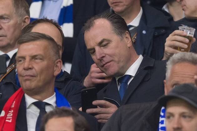 Amsterdam, Netherlands 13.04.2017, UEFA Europa League - 2016 17 Season, Ajax Amsterdam - FC Schalke 04, Clemens Toennies (S04) mit Handy ( DeFodi001