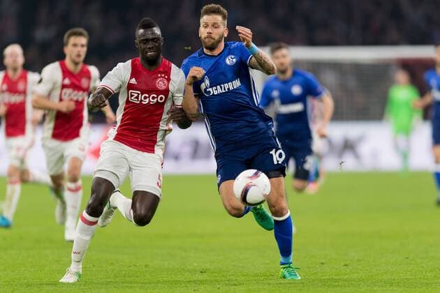 Amsterdam, Netherlands 13.04.2017, UEFA Europa League - 2016 17 Season, Ajax Amsterdam - FC Schalke 04, Davinson Sanchez (Ajax) und Guido Burgstaller (S04) im zweikampf ( DeFodi001