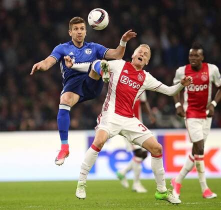KORREKTUR! 13.04.2017, Fussball UEFA Europa League 2016 2017, Viertelfinale, Ajax Amsterdam - FC Schalke 04, in der Amsterdam Arena. v.l. Matija Nastasic (FC Schalke 04) gegen Donny van de Beek (Ajax Amsterdam) 