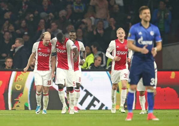 13.04.2017, Fussball UEFA Europa League 2016 2017, Viertelfinale, Ajax Amsterdam - FC Schalke 04, in der Amsterdam Arena. Jubel v.l. Torschütze Davy Klaassen (Ajax Amsterdam) , Davinson Sanchez (Ajax Amsterdam) , Bertrand Traore (Ajax Amsterdam) und Donny van de Beek (Ajax Amsterdam) zum Tor zum 2:0 
