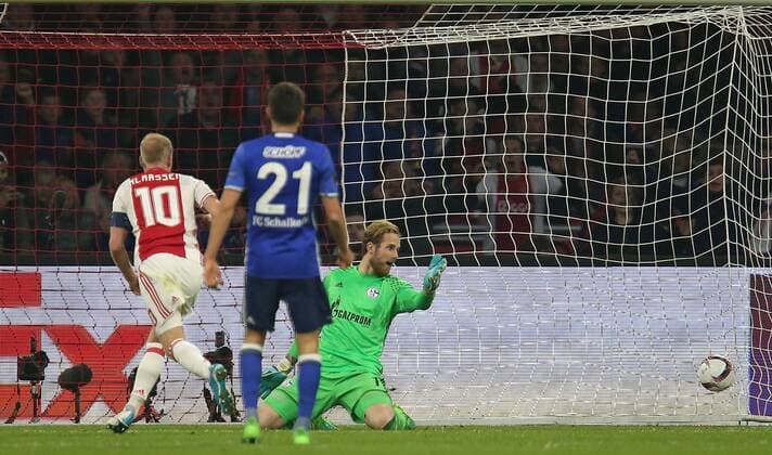 13.04.2017, Fussball UEFA Europa League 2016 2017, Viertelfinale, Ajax Amsterdam - FC Schalke 04, in der Amsterdam Arena. Tor zum 2:0 , v.l. Torschütze Davy Klaassen (Ajax Amsterdam) gegen Alessandro Schöpf (Schalke) und Torwart Ralf Fährmann (Schalke) 