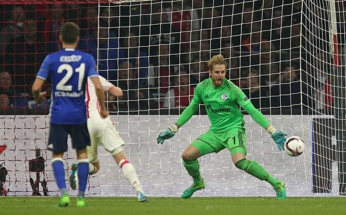13.04.2017, Fussball UEFA Europa League 2016 2017, Viertelfinale, Ajax Amsterdam - FC Schalke 04, in der Amsterdam Arena. Tor zum 2:0 , v.l. Alessandro Schöpf (Schalke) , Torschütze Davy Klaassen (Ajax Amsterdam) gegen Torwart Ralf Fährmann (Schalke) 