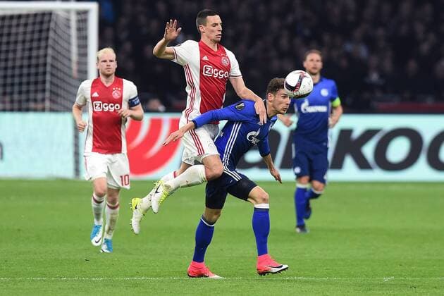 Fußball Europa League Viertelfinale Ajax Amsterdam - FC Schalke 04 am 13.04.2017 in der Amsterdam ArenA in Amsterdam Nick Viergever ( Amsterdam ), links - Leon Goretzka ( Schalke ), rechts xRx