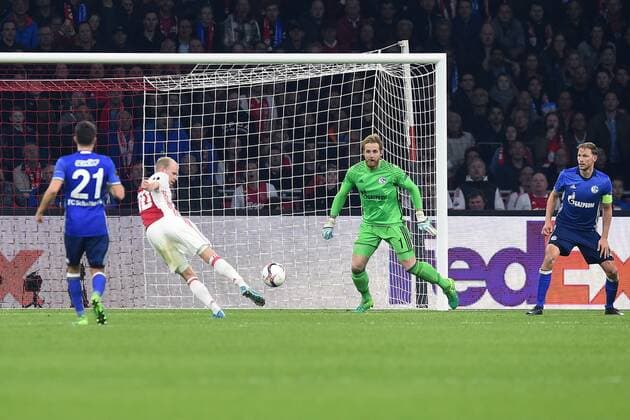 Fußball Europa League Viertelfinale Ajax Amsterdam - FC Schalke 04 am 13.04.2017 in der Amsterdam ArenA in Amsterdam Tor zum 2:0 durch Davy Klaassen ( Amsterdam ) xRx