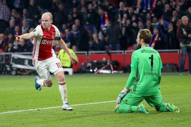 Davy Klaassen ( Ajax Amsterdam 10 ) erzielt das 2:0 Ralf Faehrmann ( FC Schalke 04 1) geschlagen, Ajax Amsterdam vs FC Schalke 04, UEFA Europa League, Viertelfinale, Fussball, 13.04.2017, Amsterdam Copyright: xLangerx xEibner-Pressefotox EP_HLR