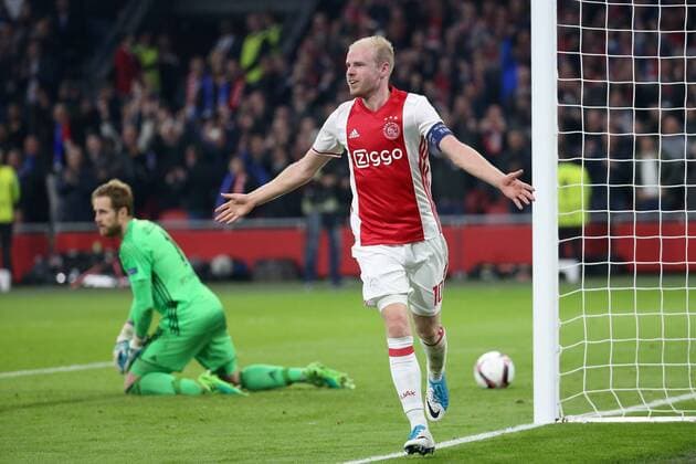 Davy Klaassen ( Ajax Amsterdam 10 ) erzielt das 2:0 Ralf Faehrmann ( FC Schalke 04 1) geschlagen, Ajax Amsterdam vs FC Schalke 04, UEFA Europa League, Viertelfinale, Fussball, 13.04.2017, Amsterdam Copyright: xLangerx xEibner-Pressefotox EP_HLR