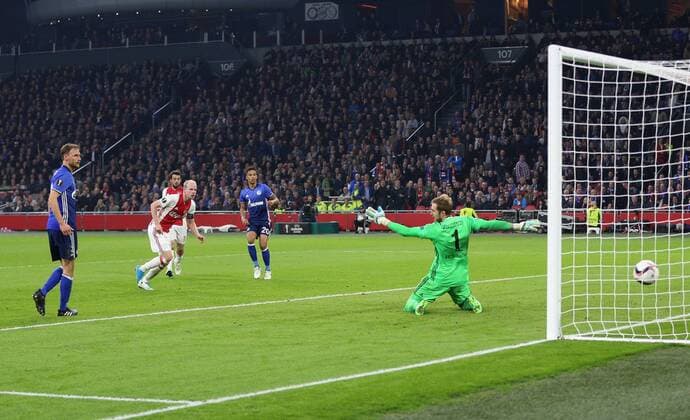 13.04.2017, Fussball, UEFA Europa League, Saison 2016 2017, Viertelfinale, Ajax Amsterdam - FC Schalke 04, avy Klaassen (Ajax Amsterdam), 2. v.li., erzielt gegen Torwart Ralf Faehrmann, Ralf Fährmann (Schalke 04) das Tor zum 2-0, links Benedikt Hoewedes, Benedikt Höwedes (Schalke 04), hinten Amin Younes (Ajax Amsterdam) und Thilo Kehrer (Schalke 04)