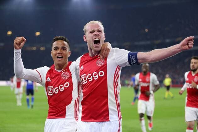 Bilder des Tages - SPORT 13.04.2017, Fussball, UEFA Europa League, Saison 2016 2017, Viertelfinale, Ajax Amsterdam - FC Schalke 04, ubel Davy Klaassen (Ajax Amsterdam), re., und Justin Kluivert (Ajax Amsterdam)