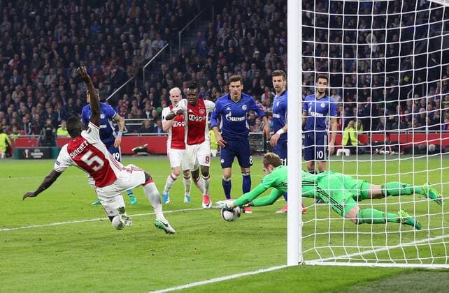 13.04.2017, Fussball, UEFA Europa League, Saison 2016 2017, Viertelfinale, Ajax Amsterdam - FC Schalke 04, orwart Ralf Faehrmann, Ralf Fährmann (Schalke 04), re., rettet gegen Davinson Sanchez (Ajax Amsterdam)