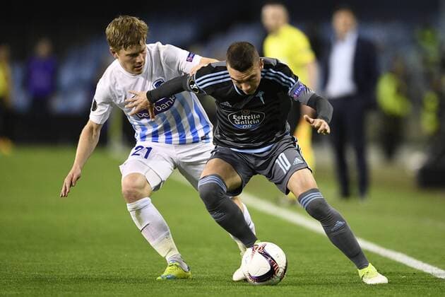 Genk s Jere Uronen and Celta s Iago Aspas fight for the ball during a soccer game between Spanish club Real Club Celta de Vigo and Belgian team KRC Genk, Thursday 13 April 2017, in Vigo, Spain, the first leg of the quarter finals of the Europa League competition. YORICKxJANSENS  x05081225x