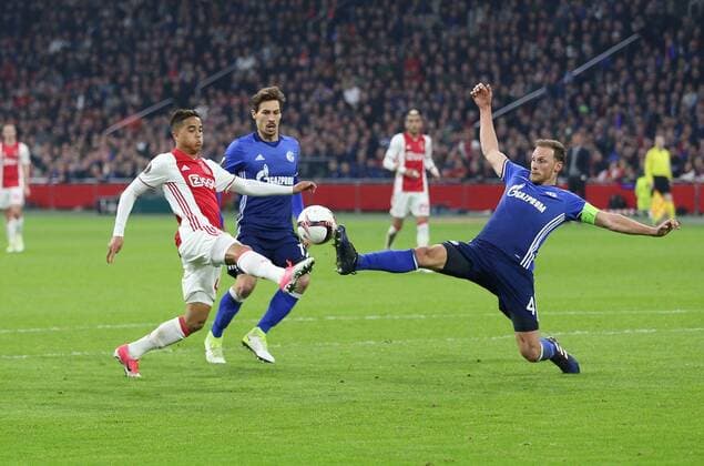 13.04.2017, Fussball, UEFA Europa League, Saison 2016 2017, Viertelfinale, Ajax Amsterdam - FC Schalke 04, .li., Justin Kluivert (Ajax Amsterdam), Benjamin Stambouli (Schalke 04), Benedikt Hoewedes, Benedikt Höwedes (Schalke 04)