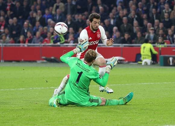 13.04.2017, Fussball, UEFA Europa League, Saison 2016 2017, Viertelfinale, Ajax Amsterdam - FC Schalke 04, min Younes (Ajax Amsterdam) scheitert an Torwart Ralf Faehrmann, Ralf Fährmann (Schalke 04)