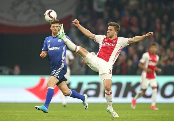 13.04.2017, Fussball UEFA Europa League 2016 2017, Viertelfinale, Ajax Amsterdam - FC Schalke 04, in der Amsterdam Arena. v.l. Klaas-Jan Huntelaar (Schalke) gegen Joel Veltman (Ajax Amsterdam) 