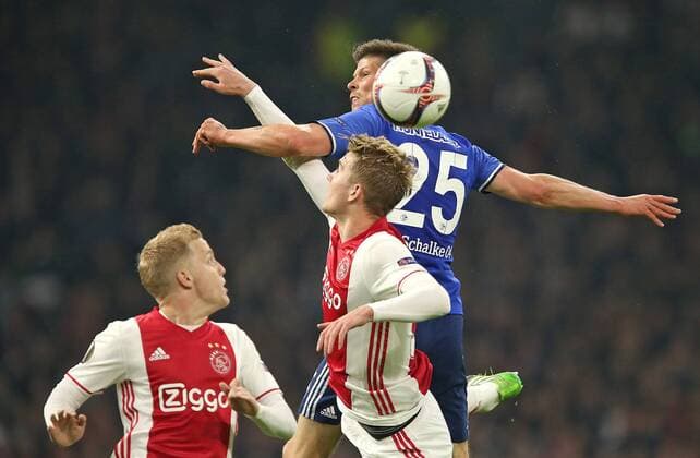 13.04.2017, Fussball UEFA Europa League 2016 2017, Viertelfinale, Ajax Amsterdam - FC Schalke 04, in der Amsterdam Arena. v.l. Donny van de Beek (Ajax Amsterdam) , Matthijs de Ligt (Ajax Amsterdam) gegen Klaas-Jan Huntelaar (Schalke) 