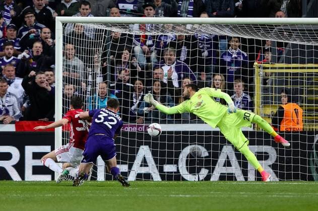 Anderlecht?s Leander Dendoncker scoring the equaliser during the Europa League Quarter Final 1st leg match at RSCA Constant Vanden Stock Stadium, Anderlecht, Belgium. Picture date: April 13th, 2017.Pic credit should read: Charlie Forgham-Bailey Sportimage EDITORIAL USE ONLY. No use with unauthorised audio, video, data, fixture lists, club league logos or live services. Online in-match use limited to 120 images, no video emulation. No use in betting, games or single club league player publications.