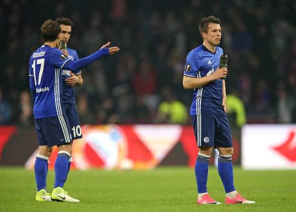 13.04.2017, Fussball UEFA Europa League 2016 2017, Viertelfinale, Ajax Amsterdam - FC Schalke 04, in der Amsterdam Arena. v.l. Benjamin Stambouli (Schalke) , Nabil Bentaleb (Schalke) und Yevhen Konoplyanka (Schalke) 