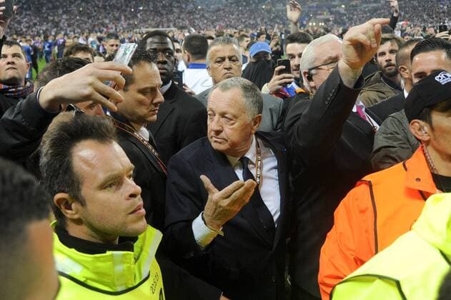 Fußball, EL, Olympique Lyon - Besiktas Istanbul, Ausschreitungen vor Spielbeginn JEAN MICHEL AULAS (PRESIDENT LYON) - SUPPORTERS - INCIDENTS FOOTBALL : Lyon vs Besiktas - Europa League - 13 04 2017 FEP Panoramic 