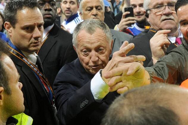 Fußball, EL, Olympique Lyon - Besiktas Istanbul, Ausschreitungen vor Spielbeginn JEAN MICHEL AULAS (PRESIDENT LYON) - SUPPORTERS - INCIDENTS FOOTBALL : Lyon vs Besiktas - Europa League - 13 04 2017 FEP Panoramic 