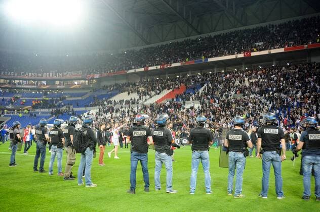 Fußball, EL, Olympique Lyon - Besiktas Istanbul, Ausschreitungen vor Spielbeginn ILLUSTRATION - SUPPORTERS - INCIDENTS - SECURITE - POLICE FOOTBALL : Lyon vs Besiktas - Europa League - 13 04 2017 FEP Panoramic 