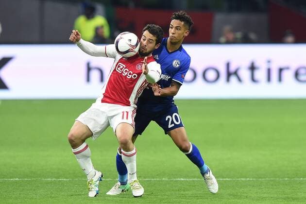 Fußball Europa League Viertelfinale Ajax Amsterdam - FC Schalke 04 am 13.04.2017 in der Amsterdam ArenA in Amsterdam Amin Younes ( Amsterdam ), vorne - Thilo Kehrer ( Schalke ), hinten xRx