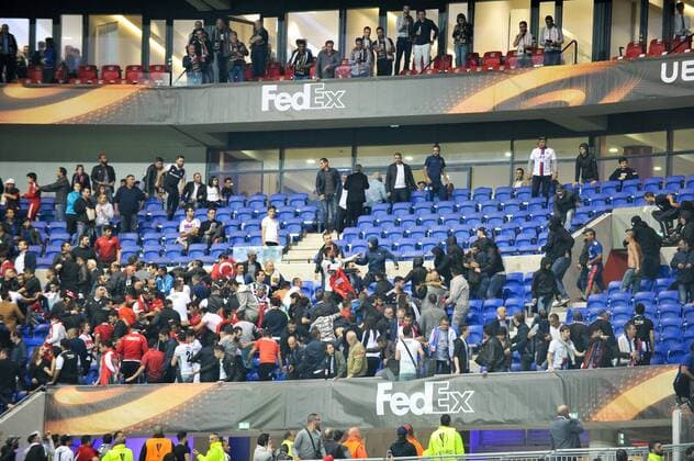 Fußball, EL, Olympique Lyon - Besiktas Istanbul, Ausschreitungen vor Spielbeginn ILLUSTRATION - SUPPORTERS - INCIDENTS FOOTBALL : Lyon vs Besiktas - Europa League - 13 04 2017 FEP Panoramic 