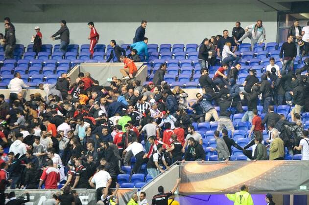 Fußball, EL, Olympique Lyon - Besiktas Istanbul, Ausschreitungen vor Spielbeginn ILLUSTRATION - SUPPORTERS - INCIDENTS FOOTBALL : Lyon vs Besiktas - Europa League - 13 04 2017 FEP Panoramic 
