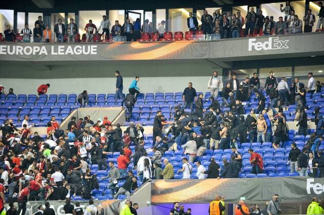 Fußball, EL, Olympique Lyon - Besiktas Istanbul, Ausschreitungen vor Spielbeginn ILLUSTRATION - SUPPORTERS - INCIDENTS FOOTBALL : Lyon vs Besiktas - Europa League - 13 04 2017 FEP Panoramic 
