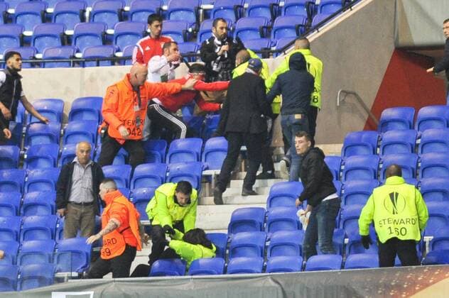 Fußball, EL, Olympique Lyon - Besiktas Istanbul, Ausschreitungen vor Spielbeginn ILLUSTRATION - SUPPORTERS - INCIDENTS FOOTBALL : Lyon vs Besiktas - Europa League - 13 04 2017 FEP Panoramic 