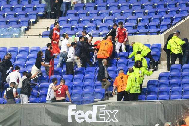 Fußball, EL, Olympique Lyon - Besiktas Istanbul, Ausschreitungen vor Spielbeginn ILLUSTRATION - SUPPORTERS - INCIDENTS FOOTBALL : Lyon vs Besiktas - Europa League - 13 04 2017 FEP Panoramic 